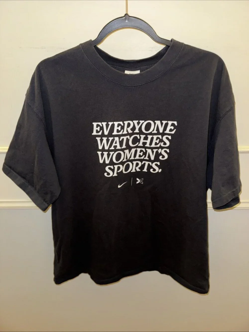 Nike Mens Togethxr Everyone Watches Woman’s Sports Sweatshirt L EUC